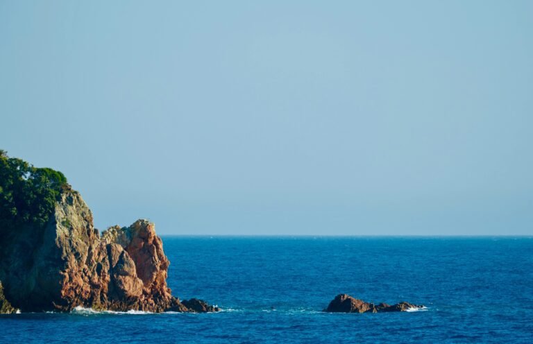 Acantilados con formas rocosas y mar en calma en Vlore Albania