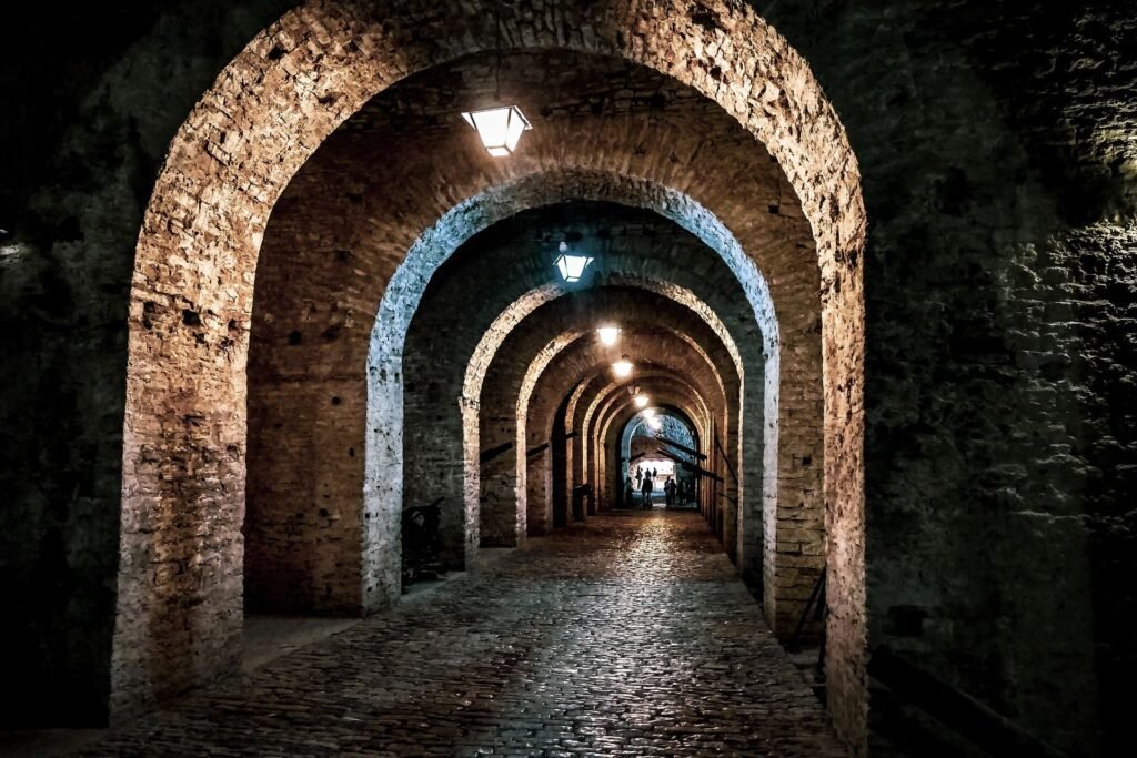 Pasillo central del castillo de Gjirokaster en Albania