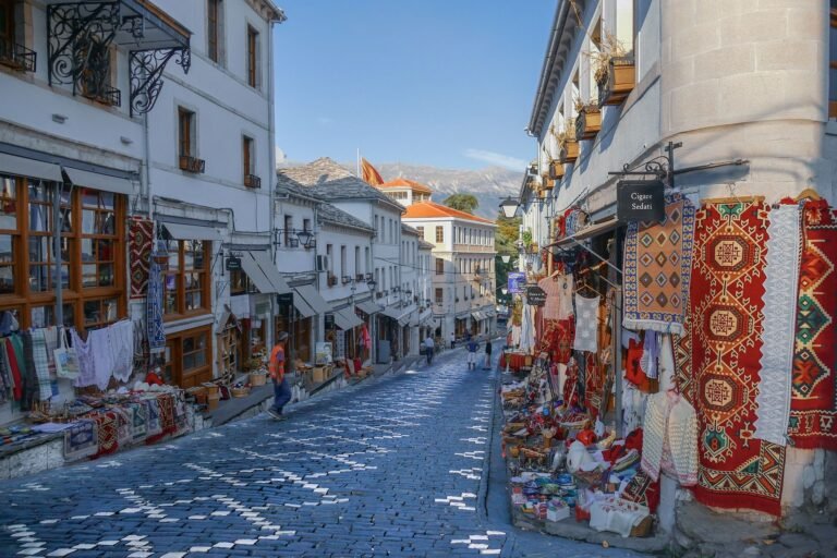 Calle peatonal y centrica de la ciudad de Gjirokaster en Albania