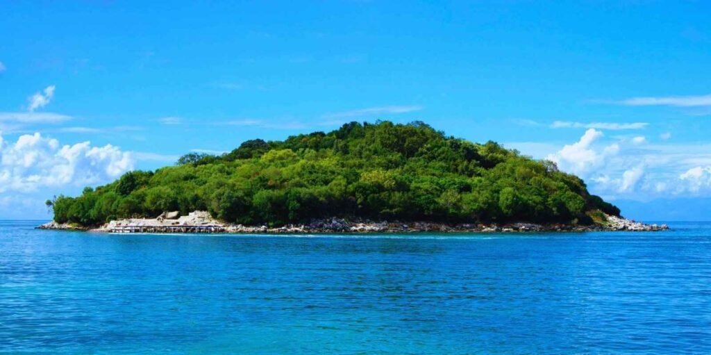 isla de Ksamil en Albania con mucha vegetación y aguas turquesas