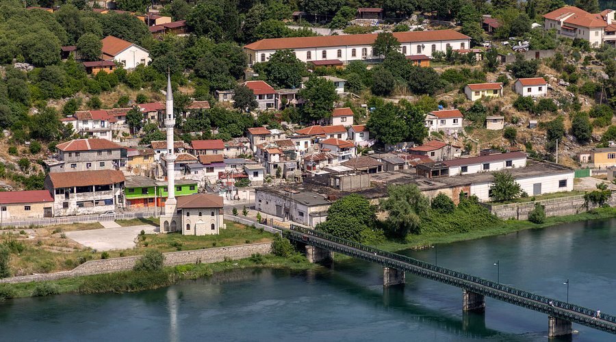 Ciudad de Shkoder en Albania con su puente desde el Castillo de Rozafa