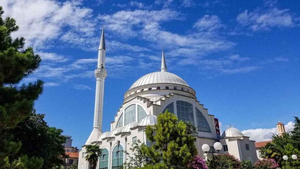 Mezquita en Shkoder Albania con las cristaleras en azul turquesa