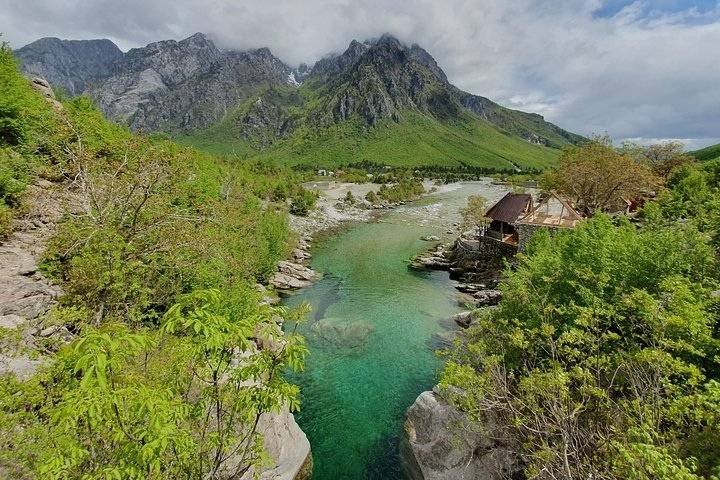 Montañas en los alpes albaneses