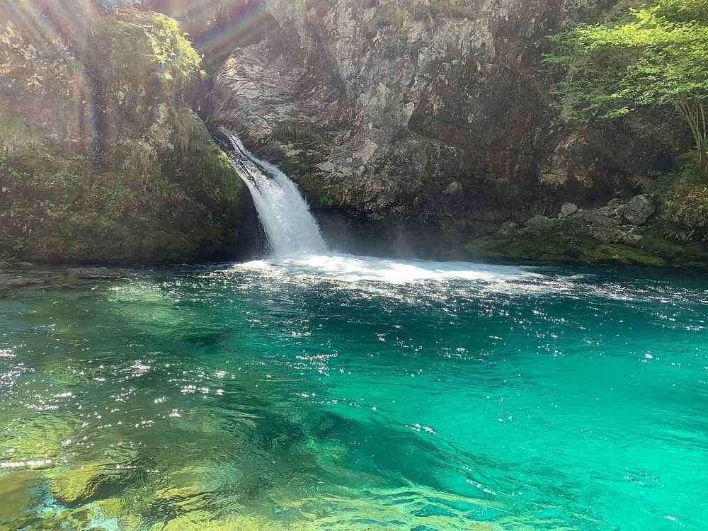 aguas turquesas en el blue eye albania