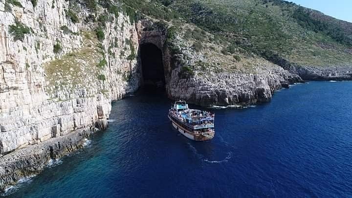 cueva de haxhi ali en vlore albania