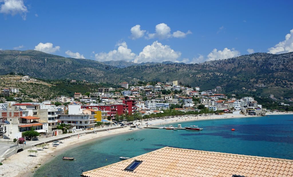 vistas del pueblo de Himare en Albania