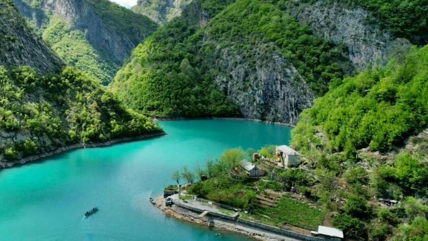 Impresionantes vistas del lago Koman , con su naturaleza predominante y el caudal importante de agua para realizar actividades de aventura y naturaleza