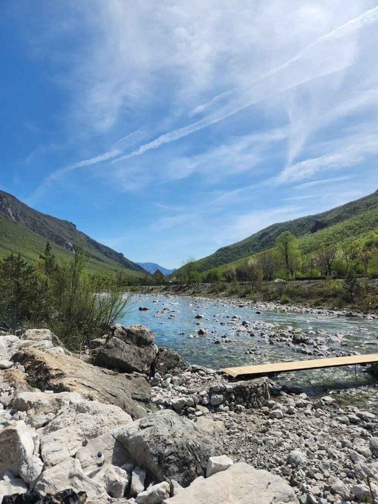 camino por el parque nacional de theth en albania