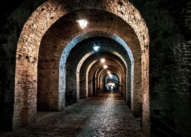 Pasillo central del castillo de Gjirokaster en Albania