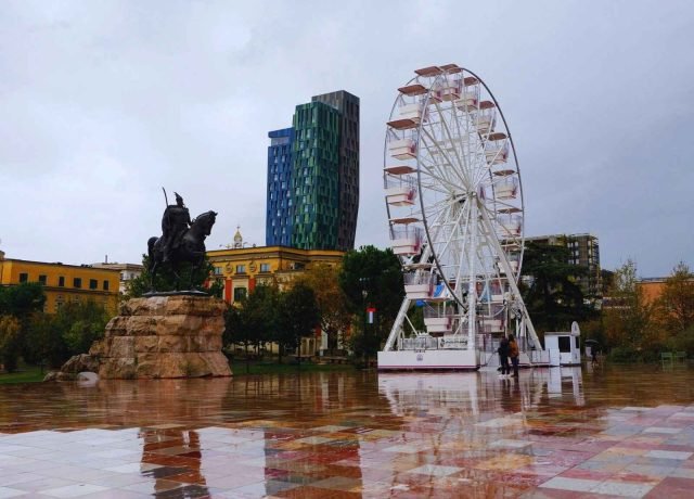 Plaza Skanderbeg con la estatua y atraciones