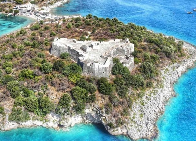 Vistas aereas del castillo de Porto Palermo en Albania como de sus zonas de playa