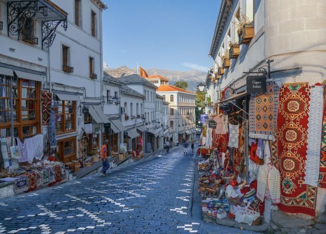 Calle peatonal y centrica de la ciudad de Gjirokaster en Albania