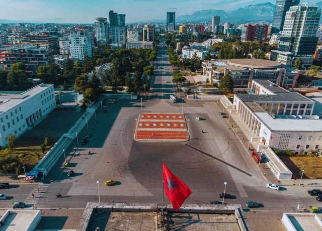 tirana capital de Albania con sus edificios y plazas